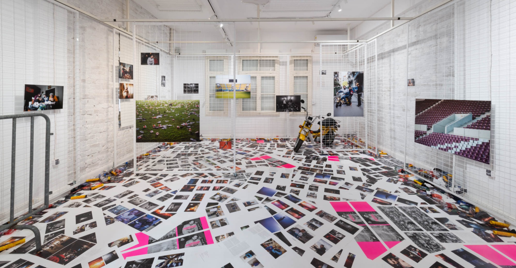 Δημήτρης Μουγκός, Κάνα Δυό Φωτογραφίες, installation view
